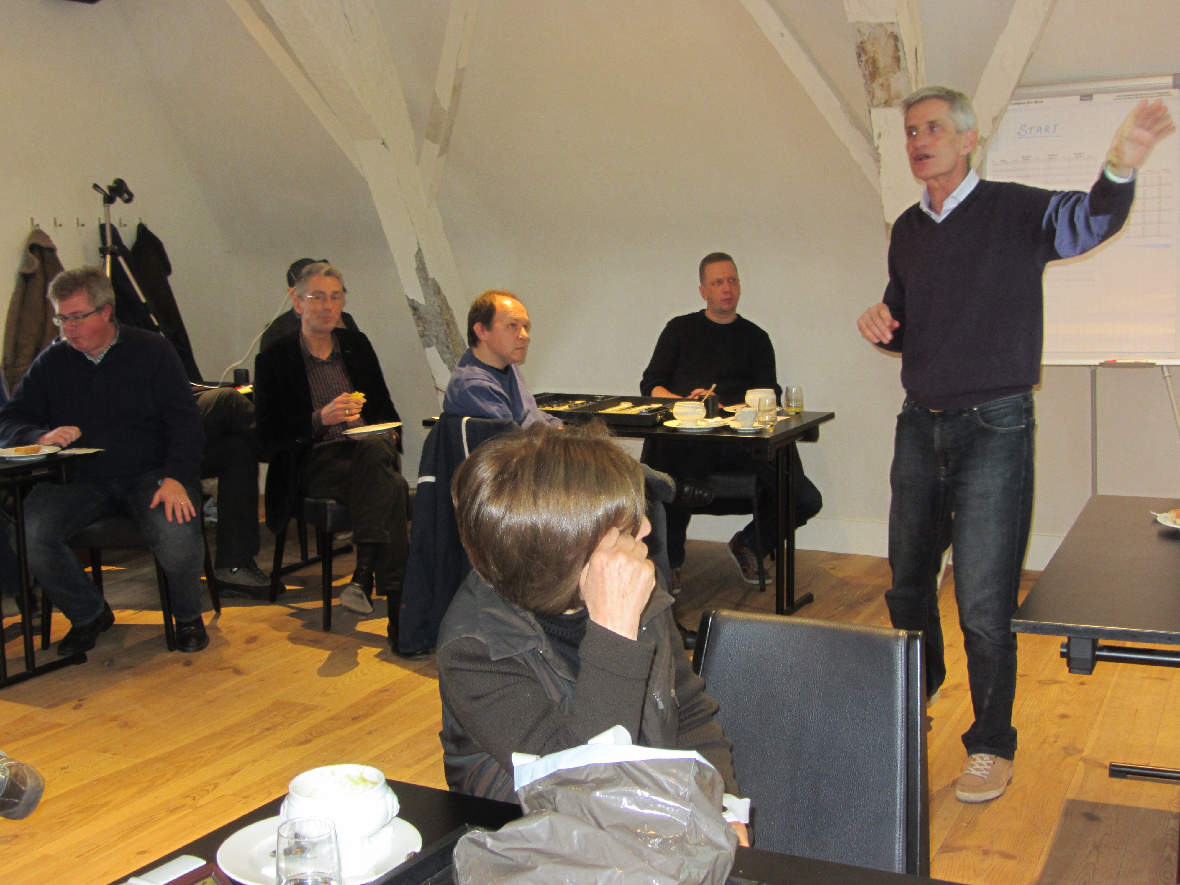 Michel LLamote giving a backgammon lecture to the participants of the 7th Leuven Open.